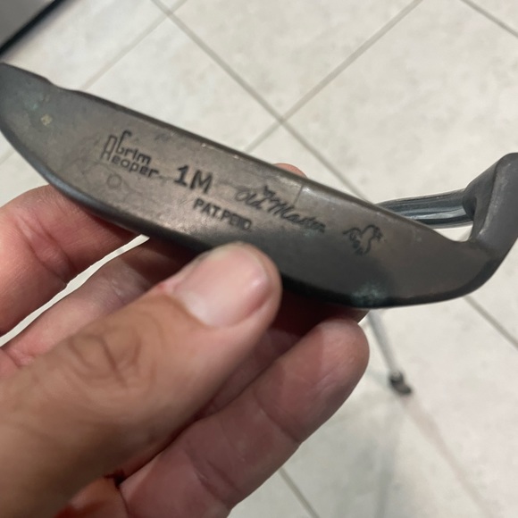 Vintage golf putter by Old master in right hand - Picture 9 of 9